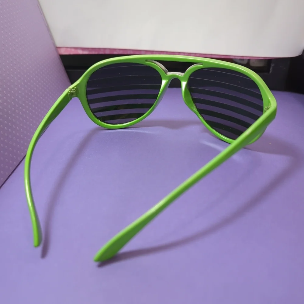 New Without Tags Vintage 80's/90's Vent Frame Beach Sun Eyewear UV400  Green